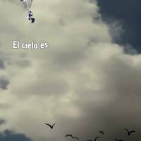 O céu é um espetáculo que se renova a cada dia, com suas cores e nuvens que nos encantam e nos fazem refletir sobre a imensidão do universo.