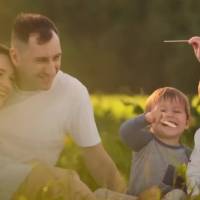 Um pai é um herói na vida de um filho. Feliz Dia dos Pais!