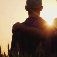La amistad es la luz que guía nuestros pasos en los momentos más oscuros e inciertos de la vida. Amigos