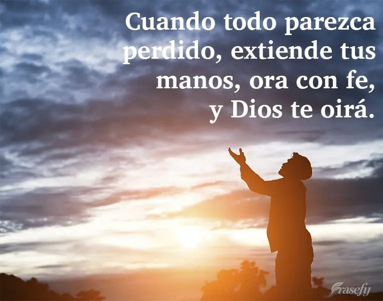 Quando tudo parecer perdido, estenda suas mãos e ore com fé, que Deus te ouvirá!